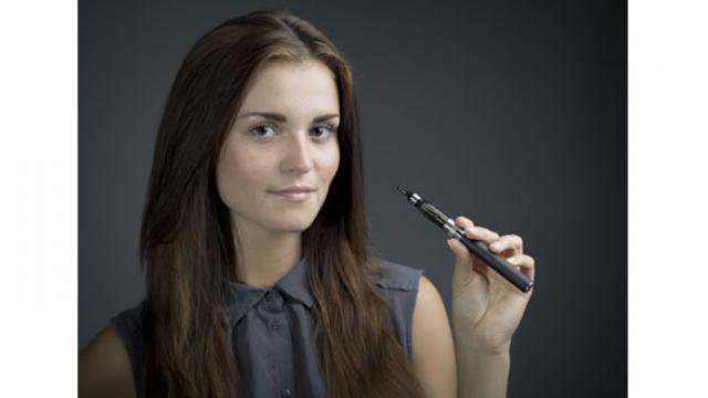La e-cigarette, nouvel accessoire de mode, se décline dans toutes les couleurs et tous les styles