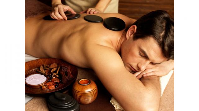 Le massage aux pierres chaudes, une tendance qui fait du bien