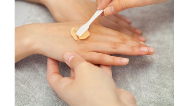La tanicure : une tendance manucure à tester dès cet été
